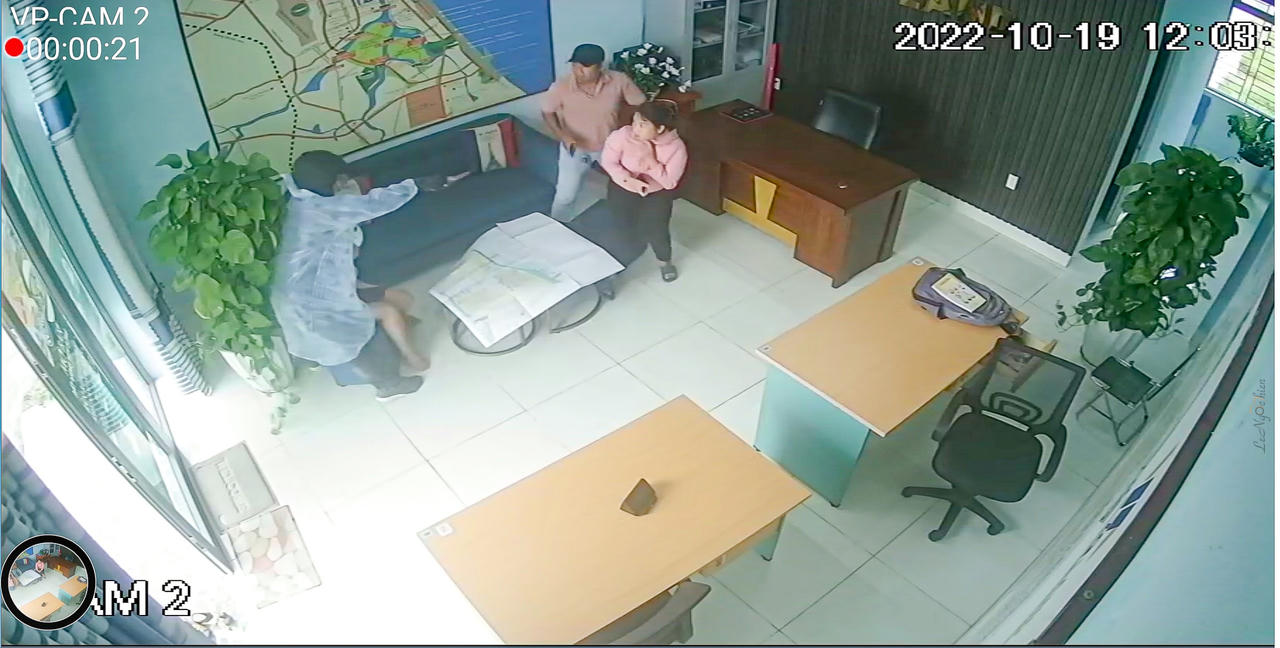 Thanh niên bịt mặt cầm dao xông vào văn phòng bất động sản để cướp