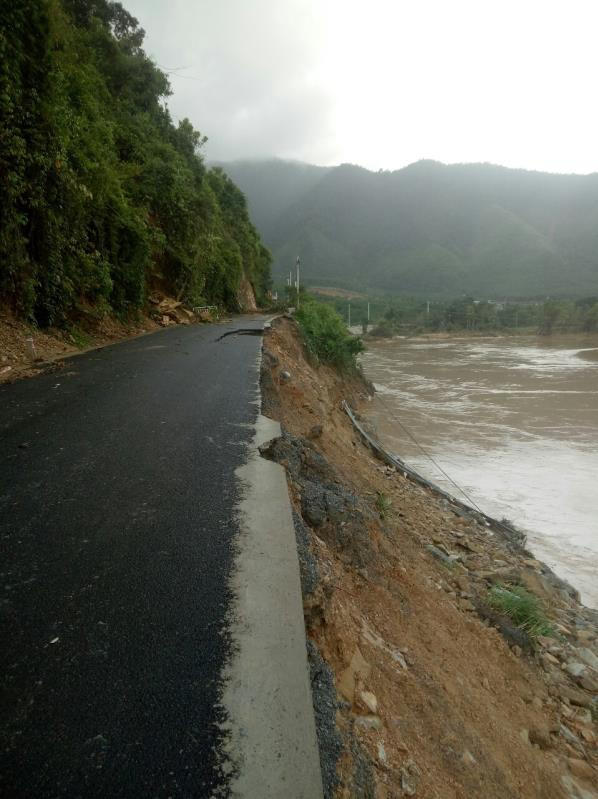 Đường ĐT601 ở Đà Nẵng đứt gãy, sạt lở vì mưa lũ
