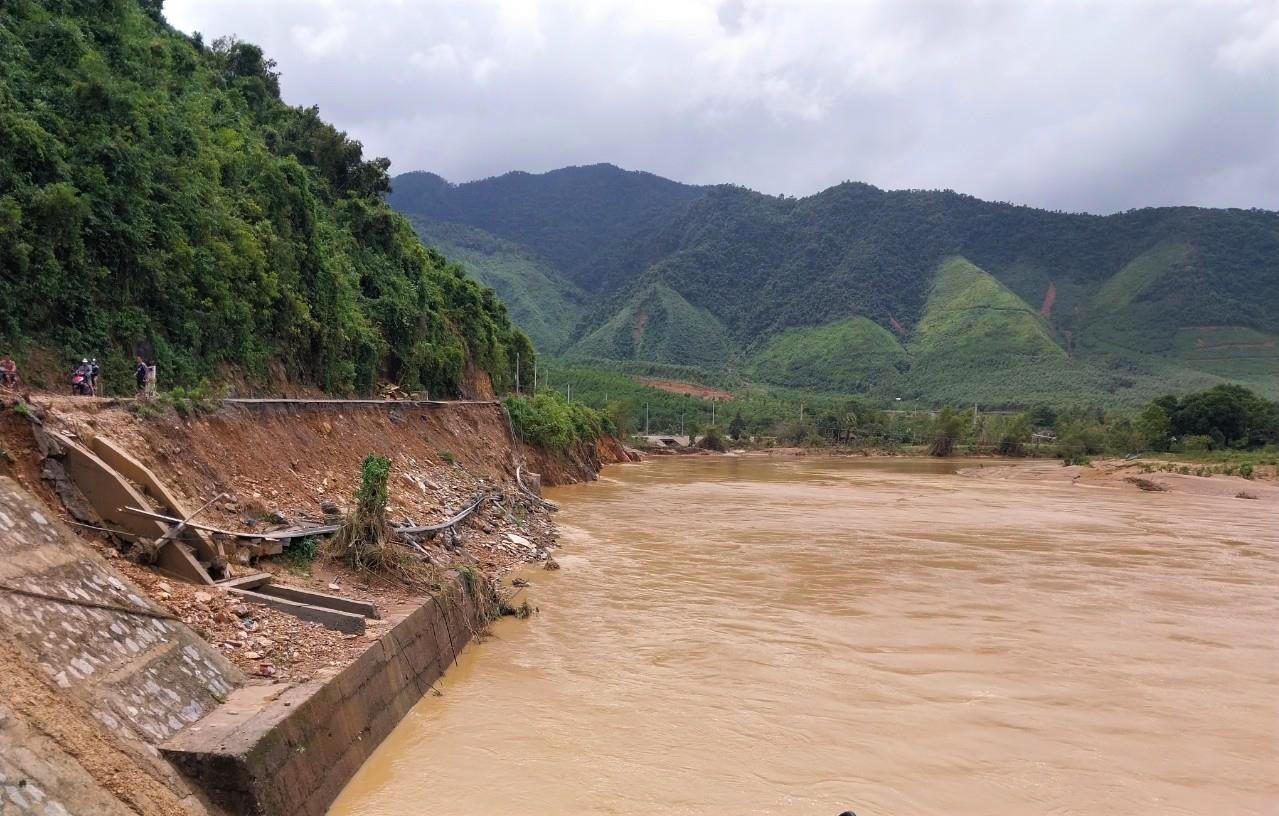 Đường ĐT601 ở Đà Nẵng đứt gãy, sạt lở vì mưa lũ