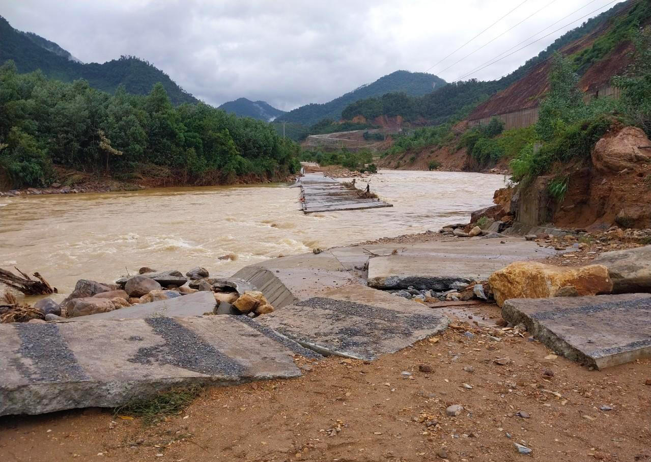 Đường ĐT601 ở Đà Nẵng đứt gãy, sạt lở vì mưa lũ
