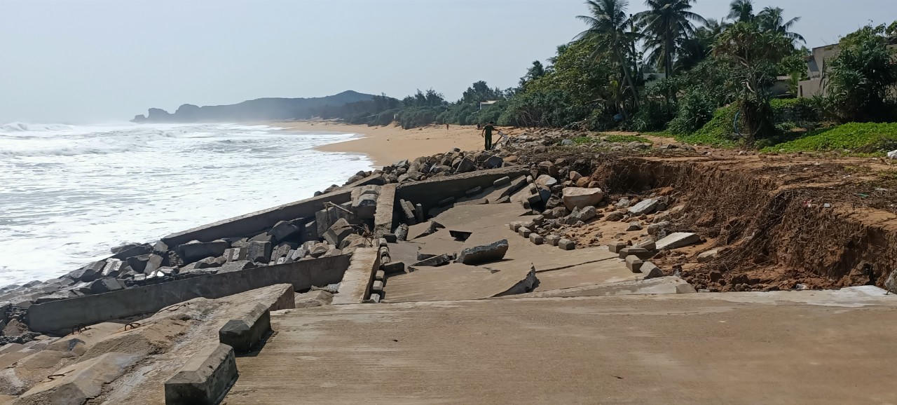 Kè biển ở Quảng Ngãi hư hỏng nghiêm trọng 