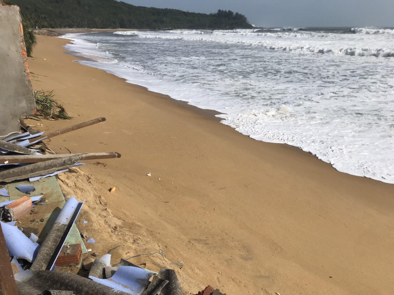 Kè biển ở Quảng Ngãi hư hỏng nghiêm trọng 