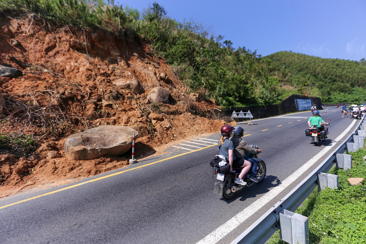 Đất đá ngổn ngang, hiểm nguy rình rập trên đèo Hải Vân