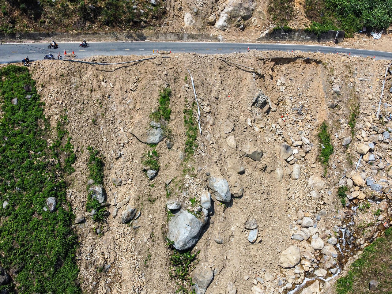 Đất đá ngổn ngang, hiểm nguy rình rập trên đèo Hải Vân