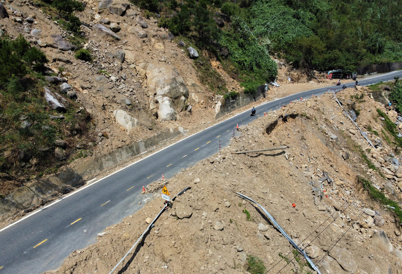 Đất đá ngổn ngang, hiểm nguy rình rập trên đèo Hải Vân