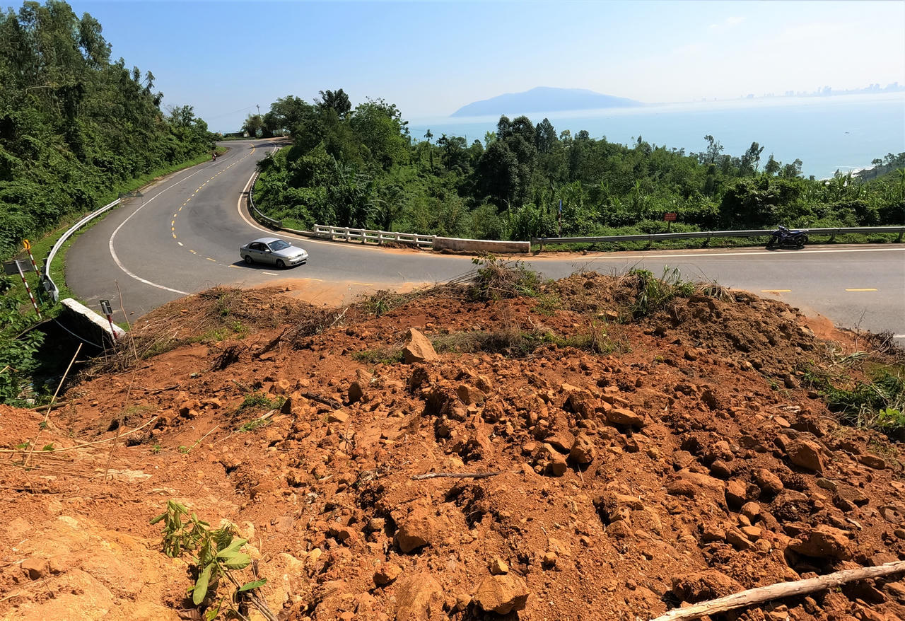 Đất đá ngổn ngang, hiểm nguy rình rập trên đèo Hải Vân