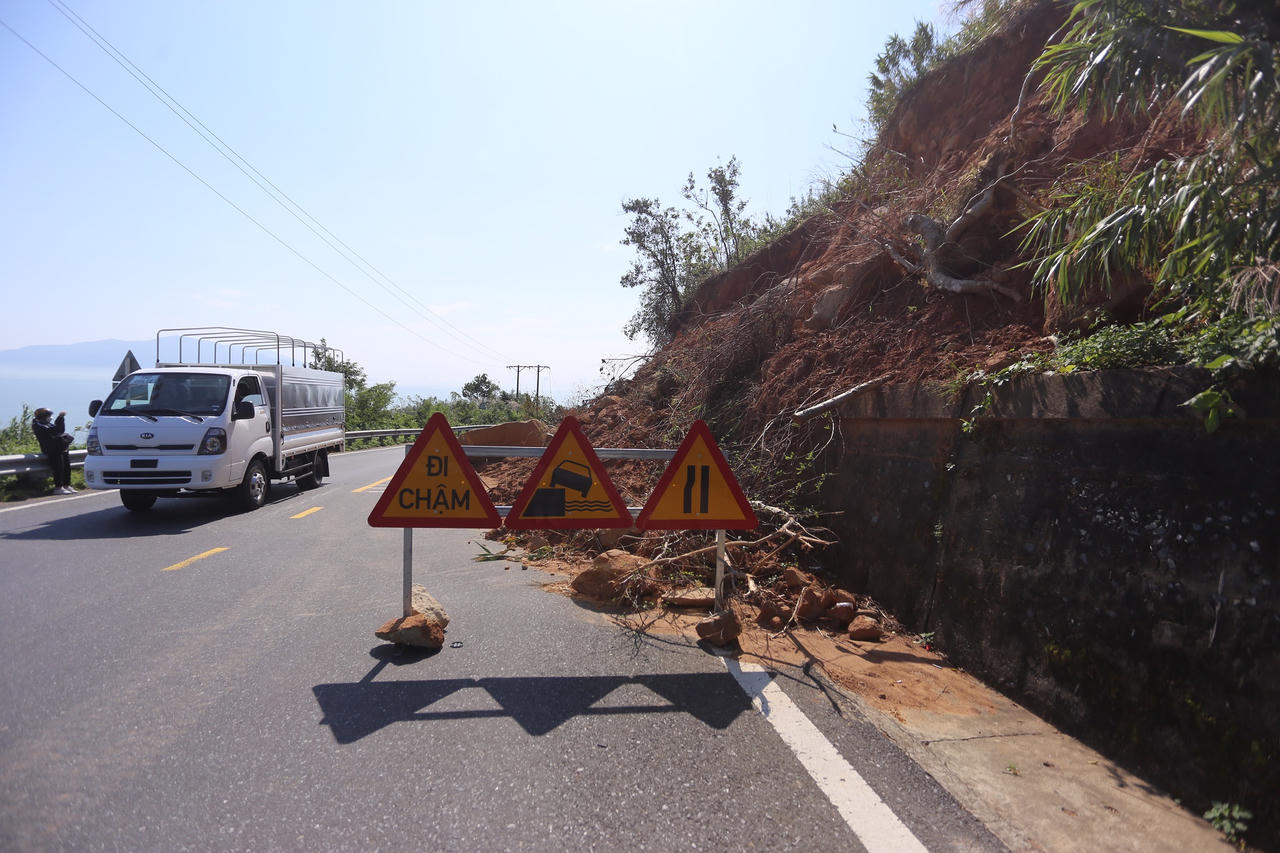 Đất đá ngổn ngang, hiểm nguy rình rập trên đèo Hải Vân