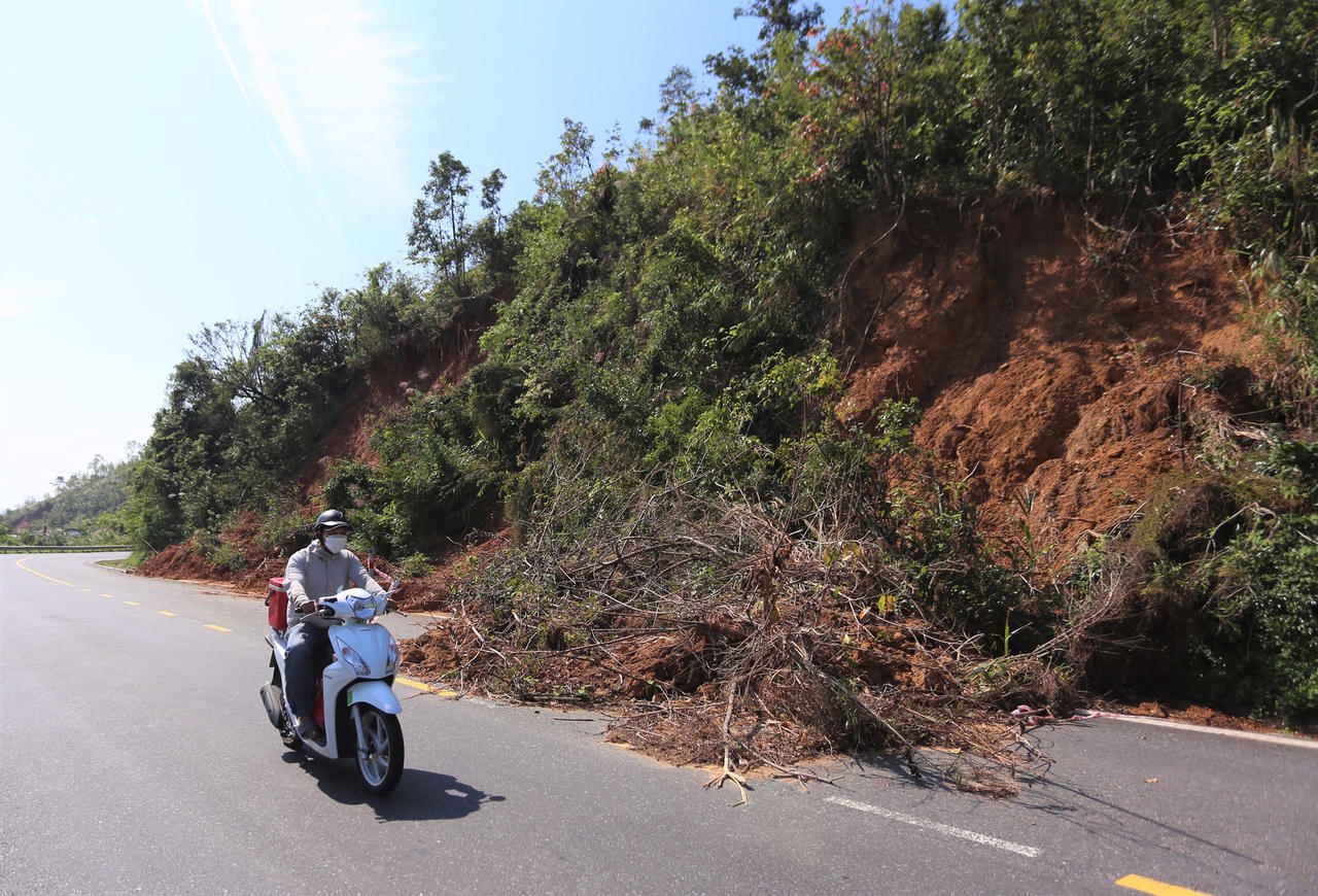 Đất đá ngổn ngang, hiểm nguy rình rập trên đèo Hải Vân
