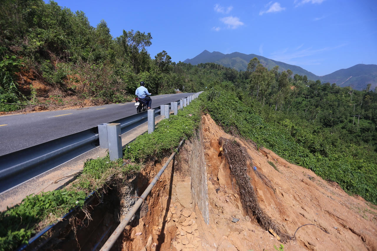 Đất đá ngổn ngang, hiểm nguy rình rập trên đèo Hải Vân