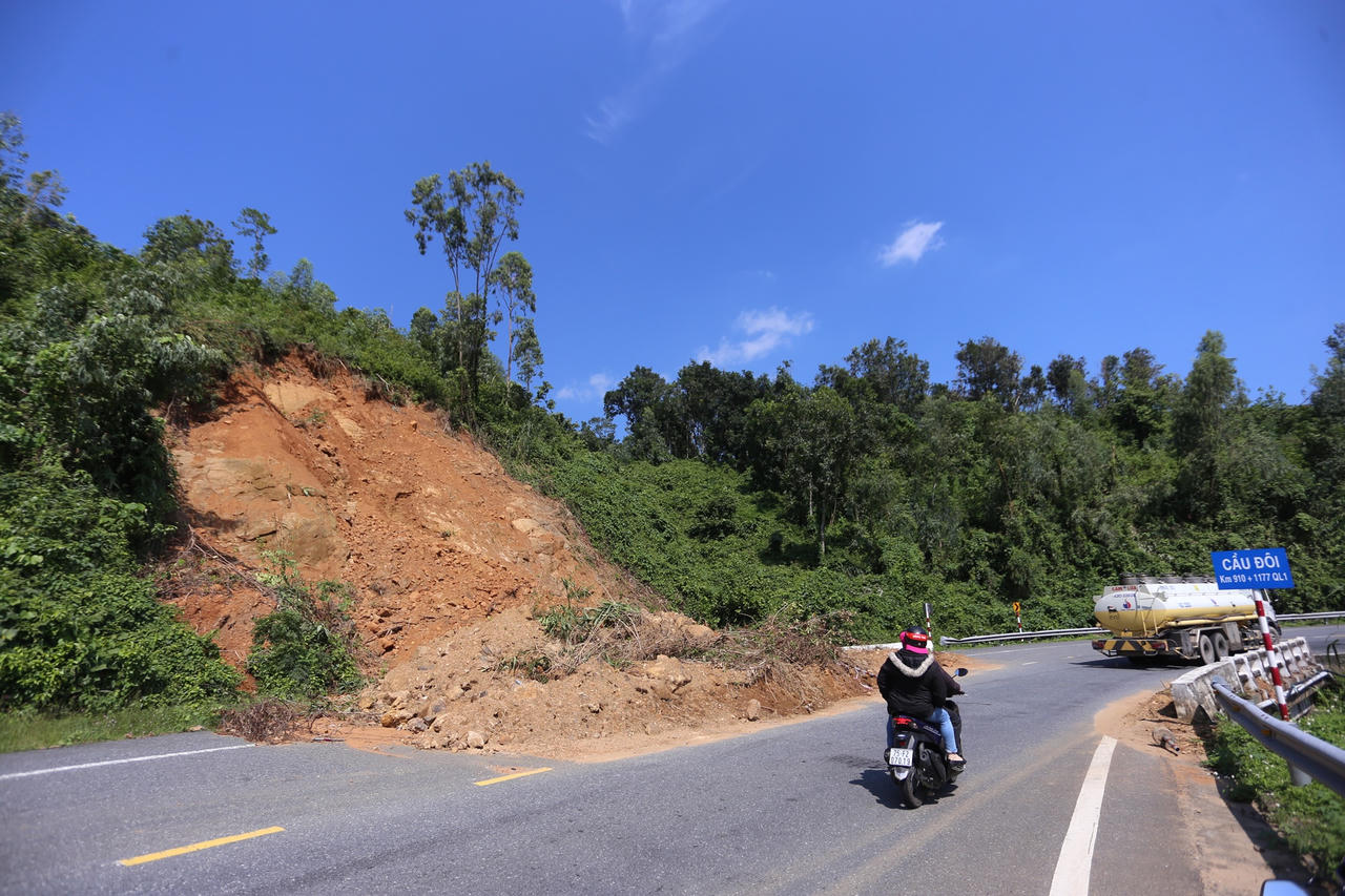 Đất đá ngổn ngang, hiểm nguy rình rập trên đèo Hải Vân