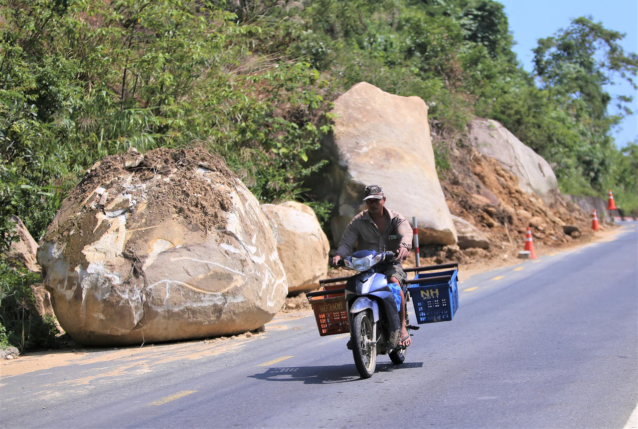 Đất đá ngổn ngang, hiểm nguy rình rập trên đèo Hải Vân