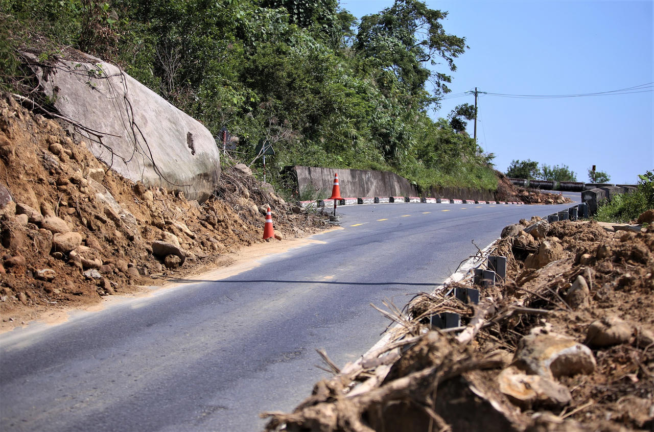 Đất đá ngổn ngang, hiểm nguy rình rập trên đèo Hải Vân