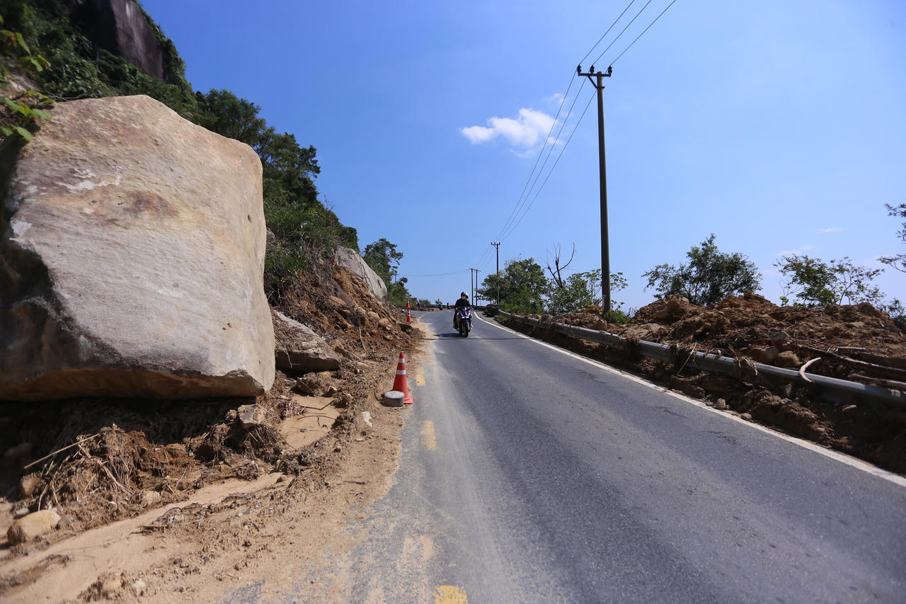 Đất đá ngổn ngang, hiểm nguy rình rập trên đèo Hải Vân