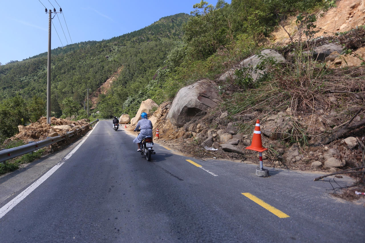 Đất đá ngổn ngang, hiểm nguy rình rập trên đèo Hải Vân