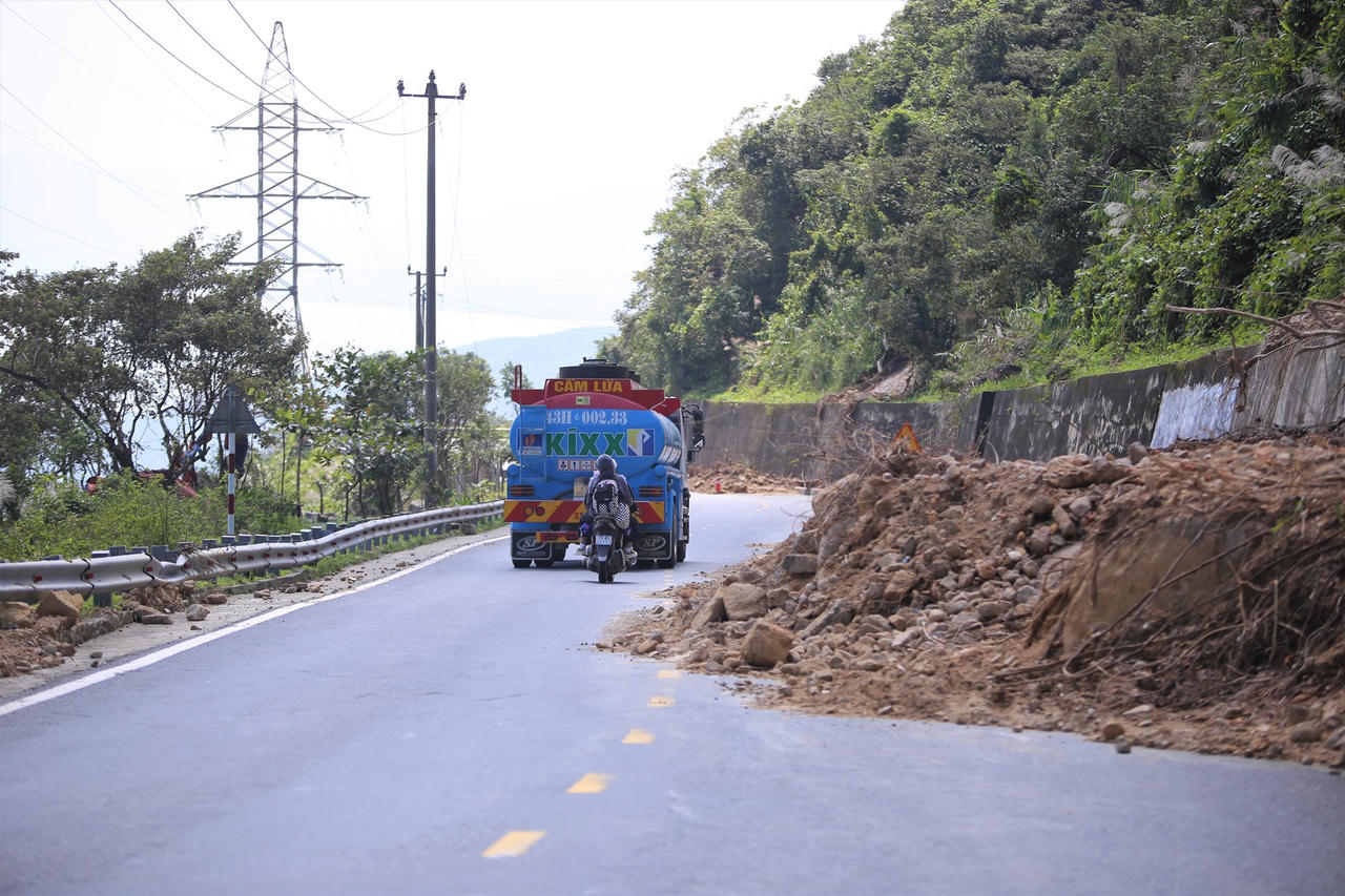 Đất đá ngổn ngang, hiểm nguy rình rập trên đèo Hải Vân