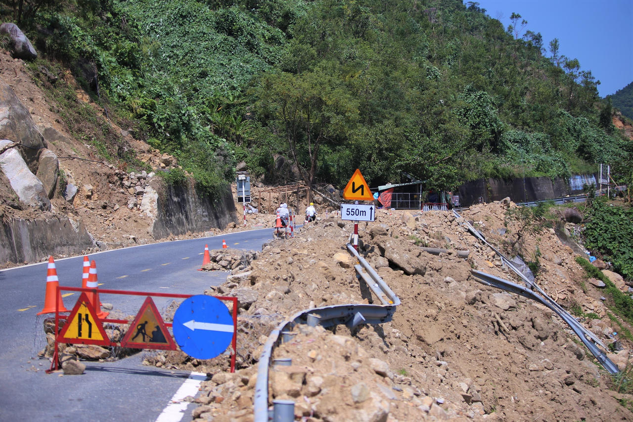 Đất đá ngổn ngang, hiểm nguy rình rập trên đèo Hải Vân