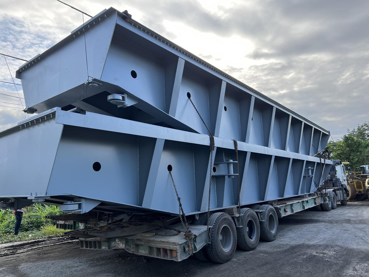 Tạm giữ 3 xe đầu kéo chở hàng quá khổ không giấy phép lưu hành