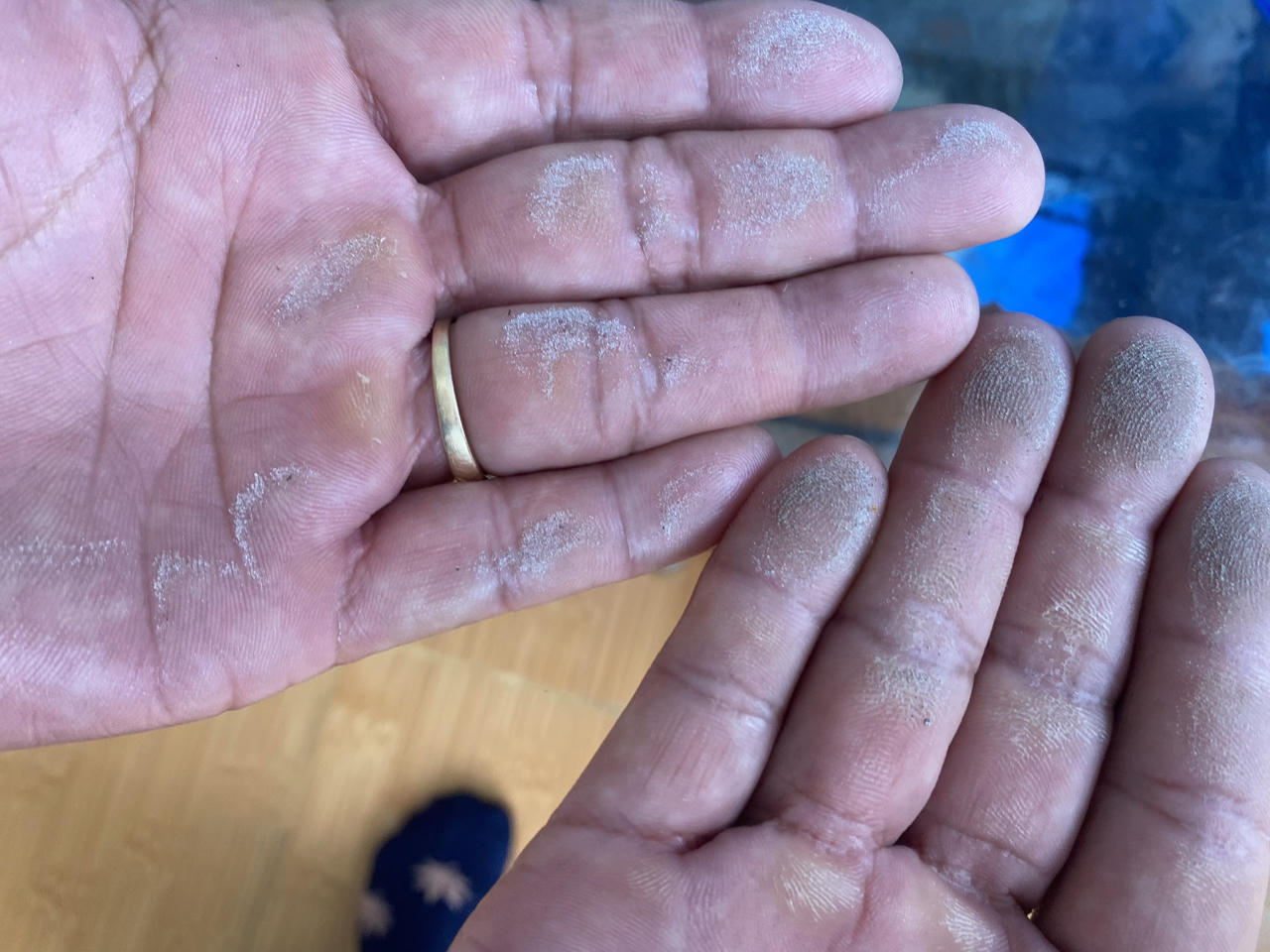 Quảng Ngãi: Bụi bẩn phủ trắng nhà dân xuất phát từ Nhà máy lọc dầu