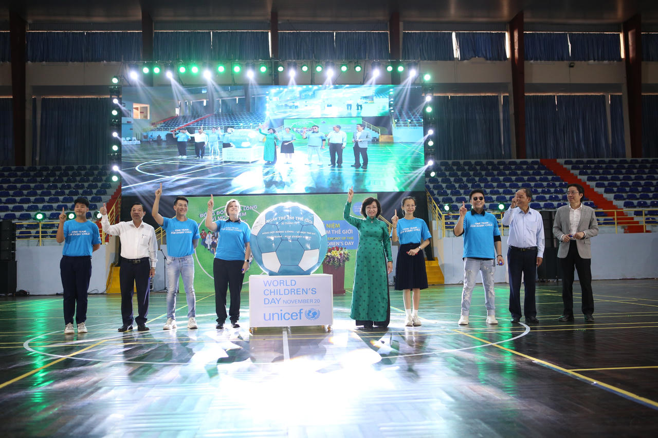 Đà Nẵng thắp sáng cầu Rồng với ánh sáng xanh hướng về trẻ em