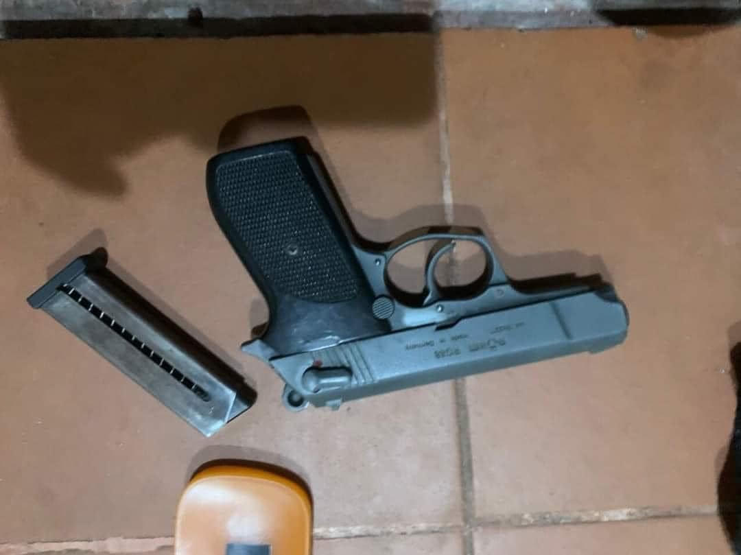  Thanh niên thủ súng, đánh cướp iPhone, vàng của vợ hờ