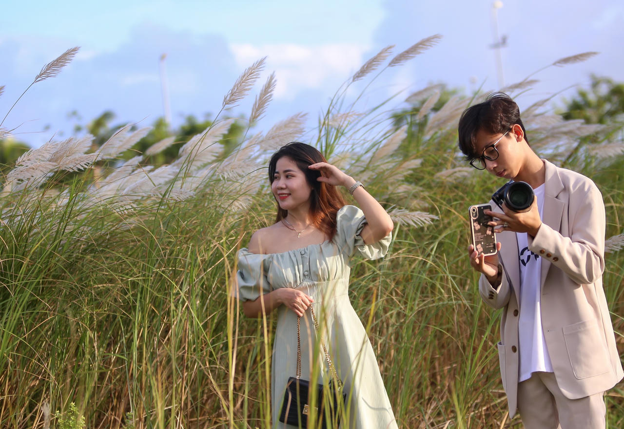 Du khách hào hứng check-in mùa cỏ lau đẹp hút hồn ở Đà Nẵng