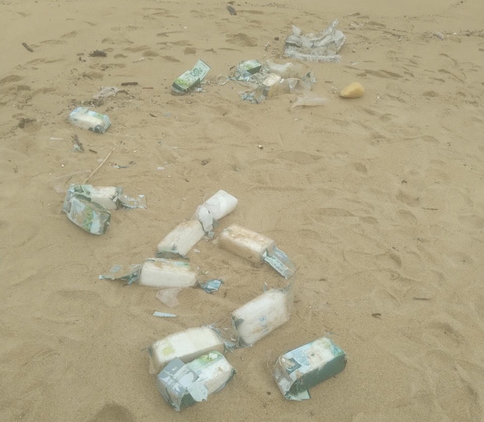 Quảng Ngãi phát nhiều gói nghi ma túy trôi dạt vào bờ biển