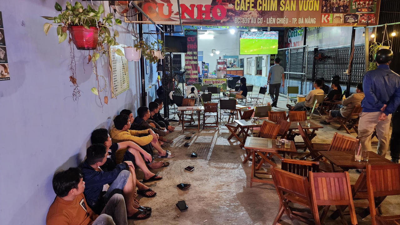Bắt chủ quán cà phê tổ chức cho khách cá độ bóng đá mùa World cup