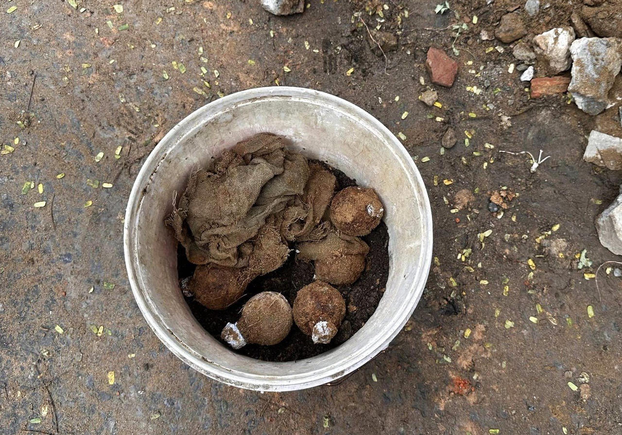 Đang sửa vỉa hè, đào được 10 quả lựu đạn