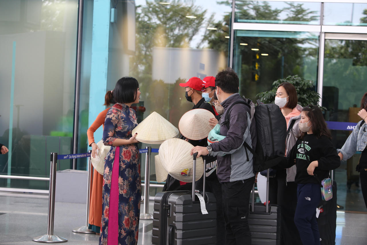 Sân bay cả nước vui từng bừng chào đón khách "xông đất" đầu năm