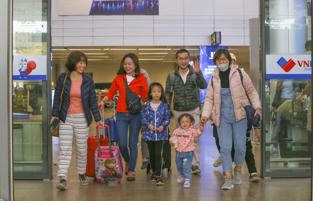 Sân bay cả nước vui từng bừng chào đón khách "xông đất" đầu năm