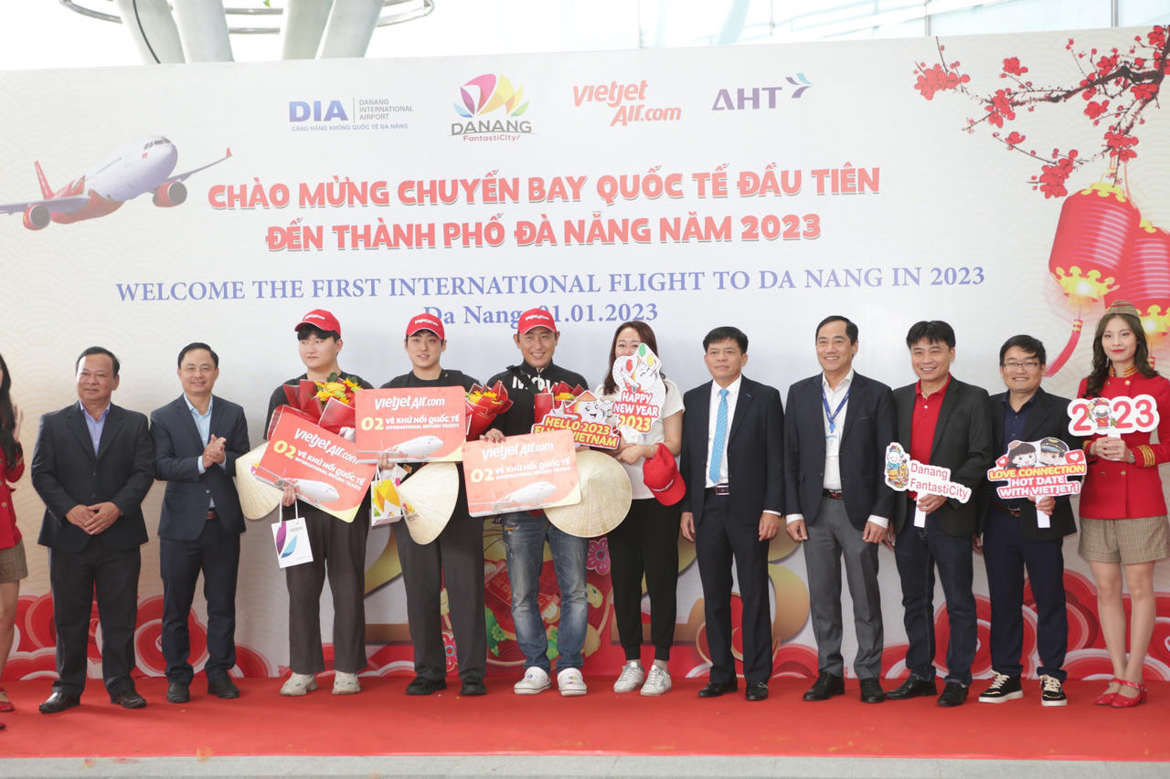 Sân bay cả nước vui từng bừng chào đón khách "xông đất" đầu năm