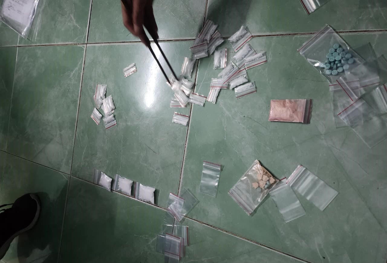 Chồng trẻ cùng vợ hơn nhiều tuổi mở 'đại lý' bán sỉ ma túy