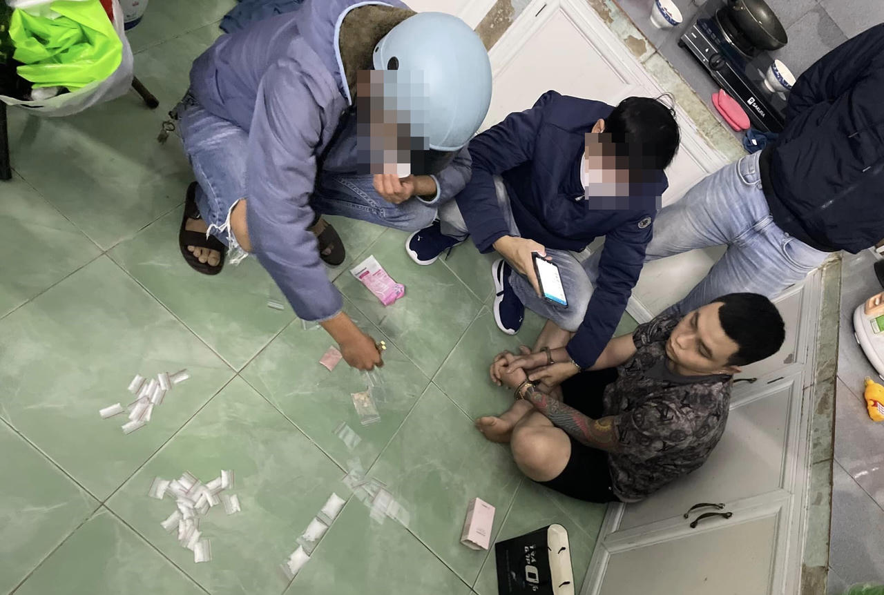 Chồng trẻ cùng vợ hơn nhiều tuổi mở 'đại lý' bán sỉ ma túy