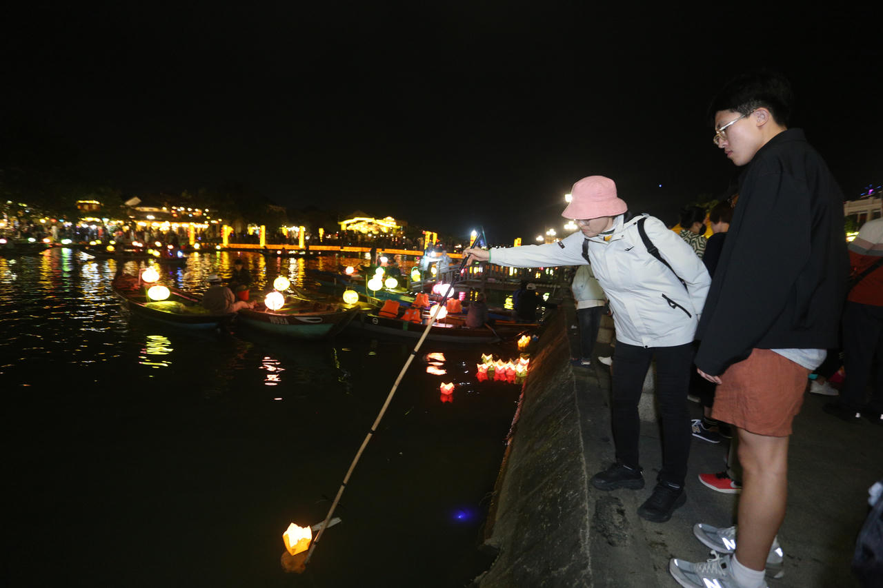 Du khách chen chân 'xông đất' Hội An dịp Tết dương lịch 2023