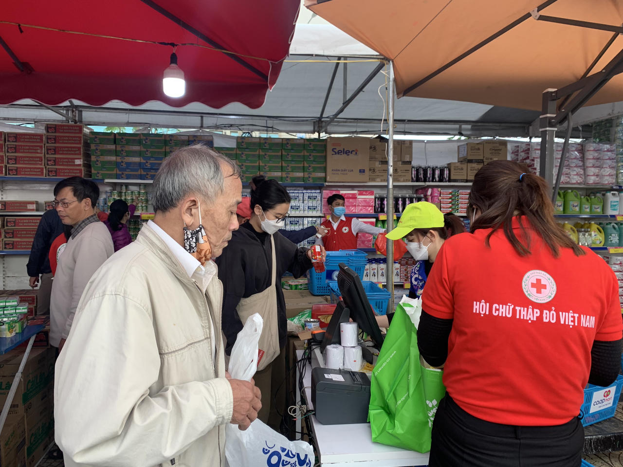 Ấm lòng chợ Tết nhân ái, mua cả xe hàng không mất tiền