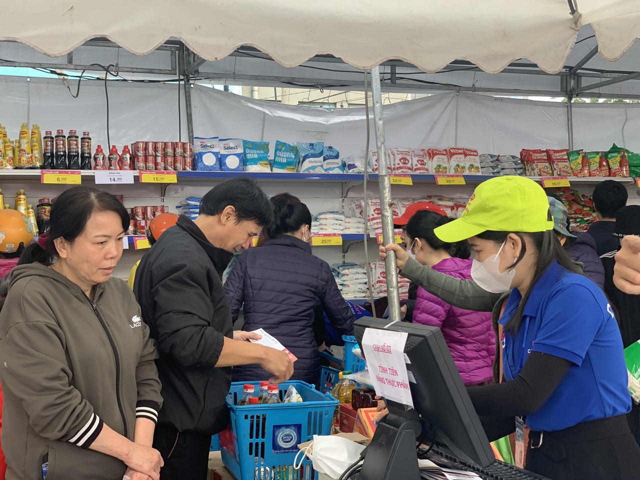 Ấm lòng chợ Tết nhân ái, mua cả xe hàng không mất tiền