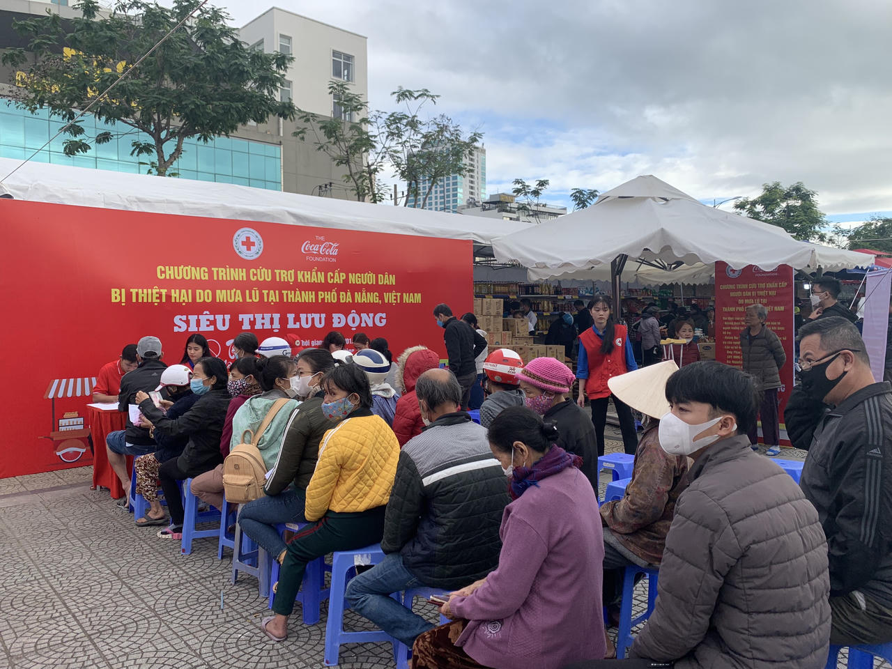 Ấm lòng chợ Tết nhân ái, mua cả xe hàng không mất tiền