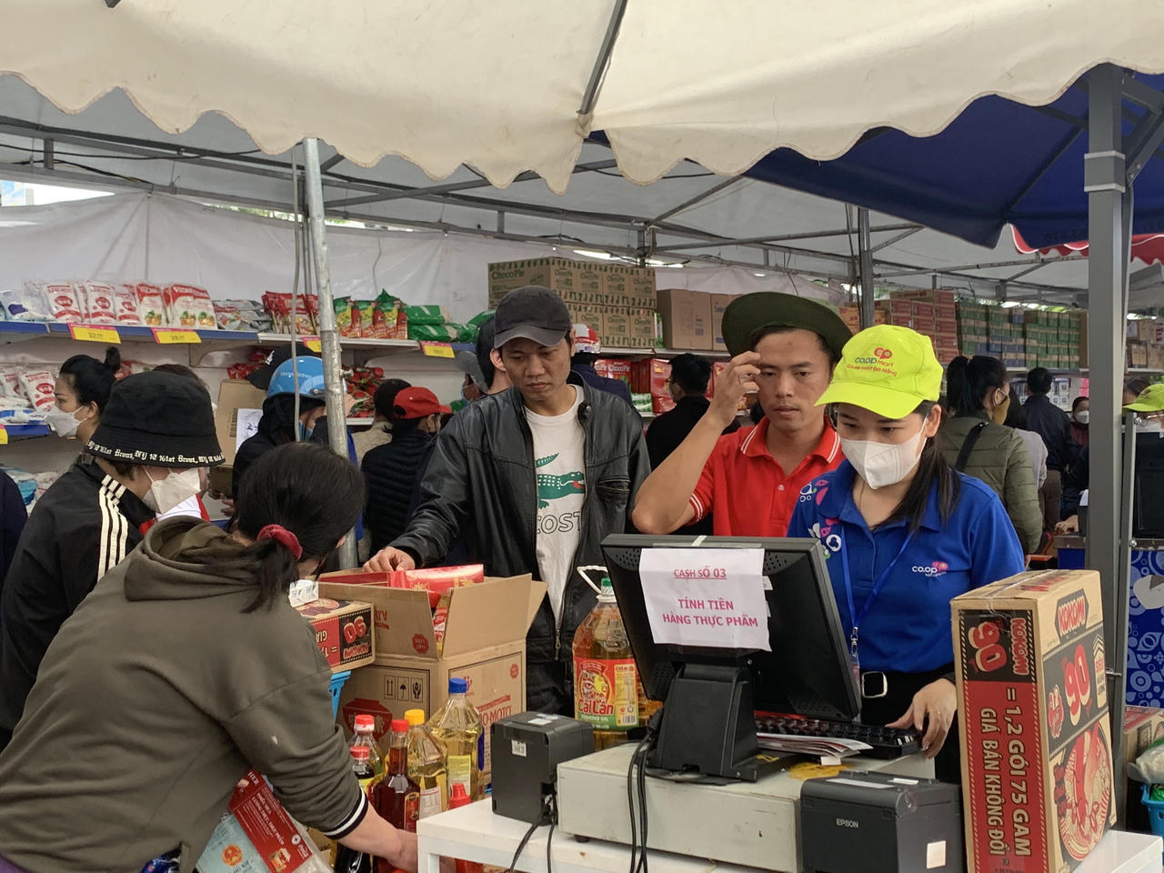 Ấm lòng chợ Tết nhân ái, mua cả xe hàng không mất tiền