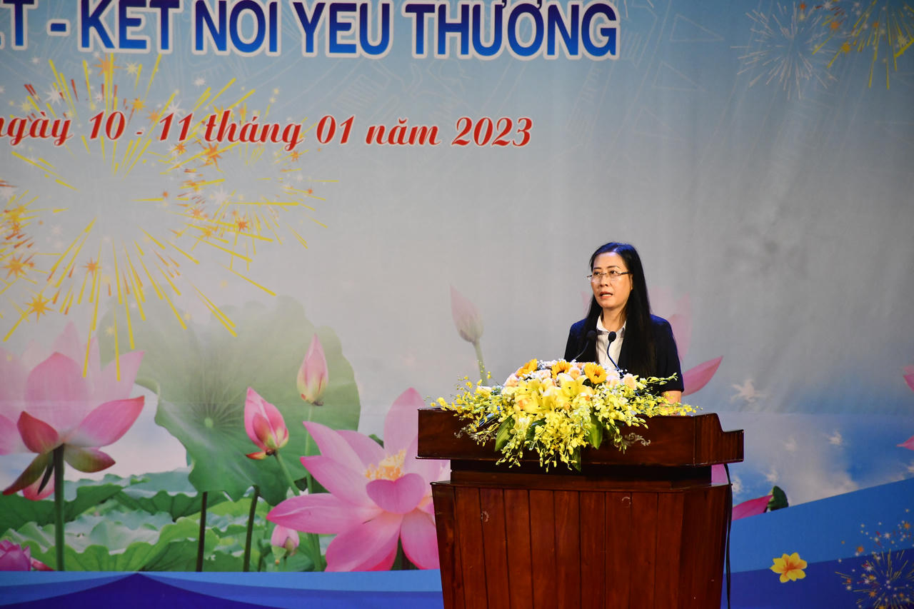 Ấm lòng chợ Tết nhân ái, mua cả xe hàng không mất tiền