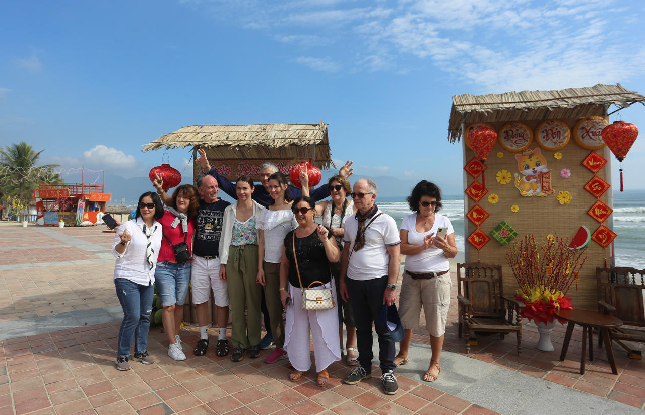 Du khách nước ngoài hào hứng trải nghiệm Tết Việt bên bờ biển Đà Nẵng