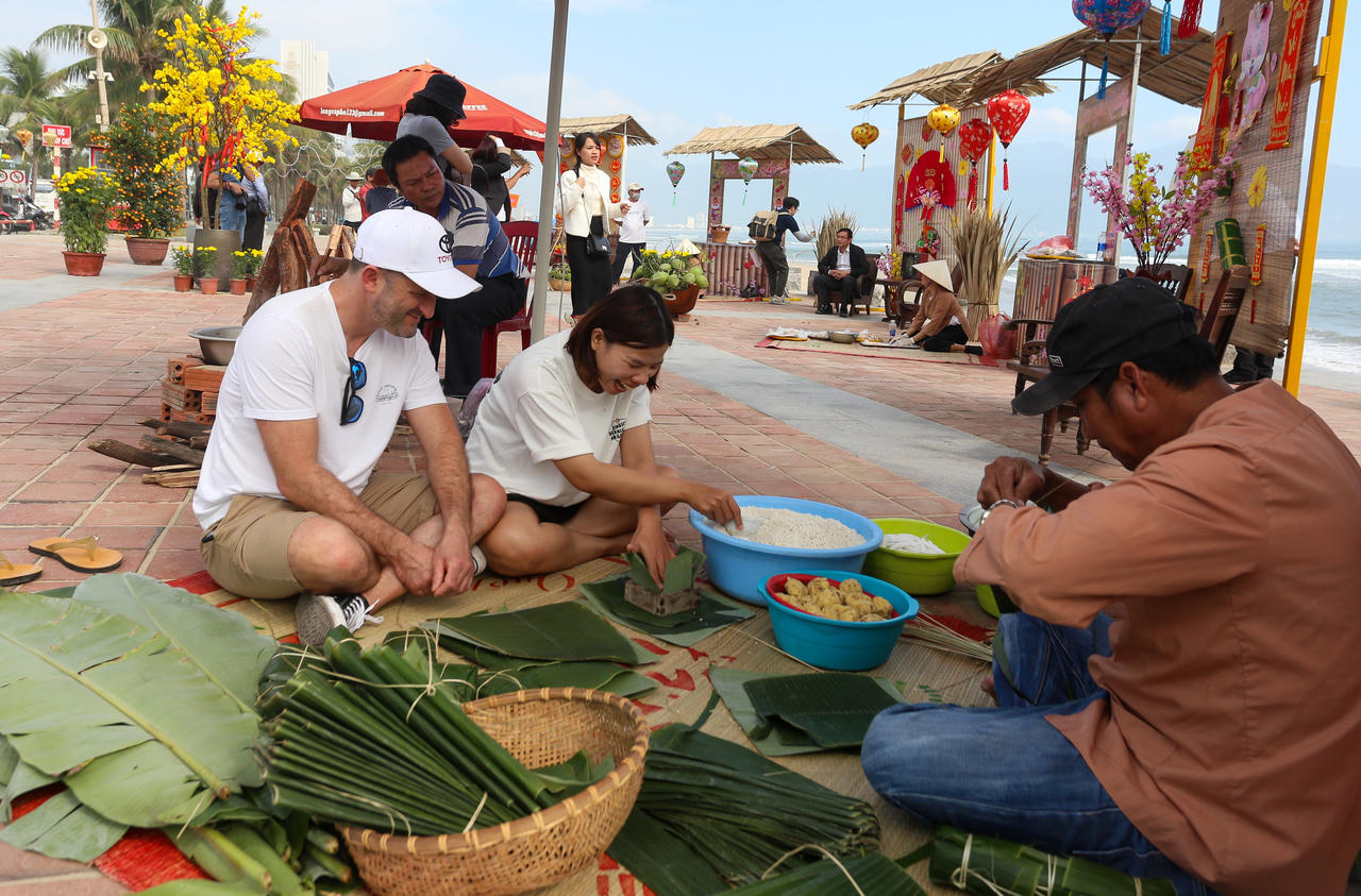 Du khách nước ngoài hào hứng trải nghiệm Tết Việt bên bờ biển Đà Nẵng