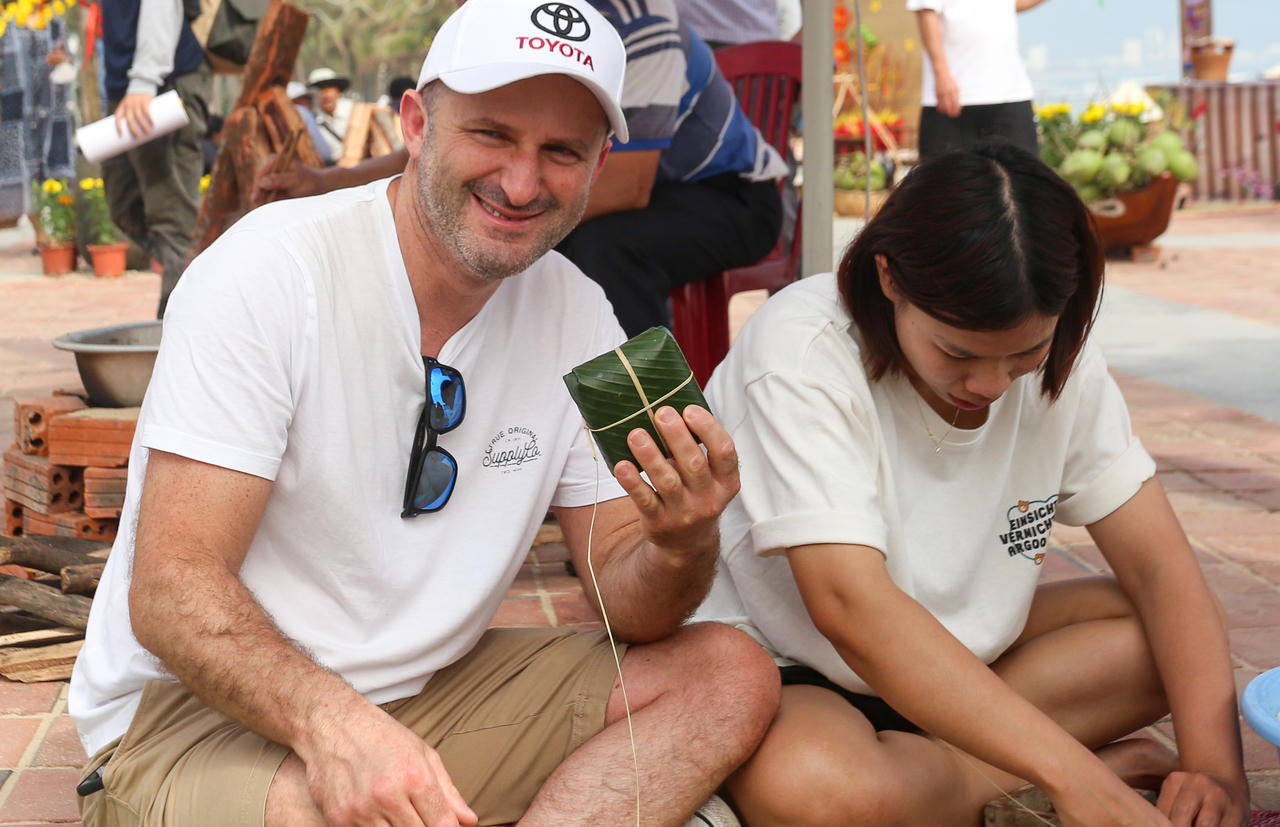 Du khách nước ngoài hào hứng trải nghiệm Tết Việt bên bờ biển Đà Nẵng