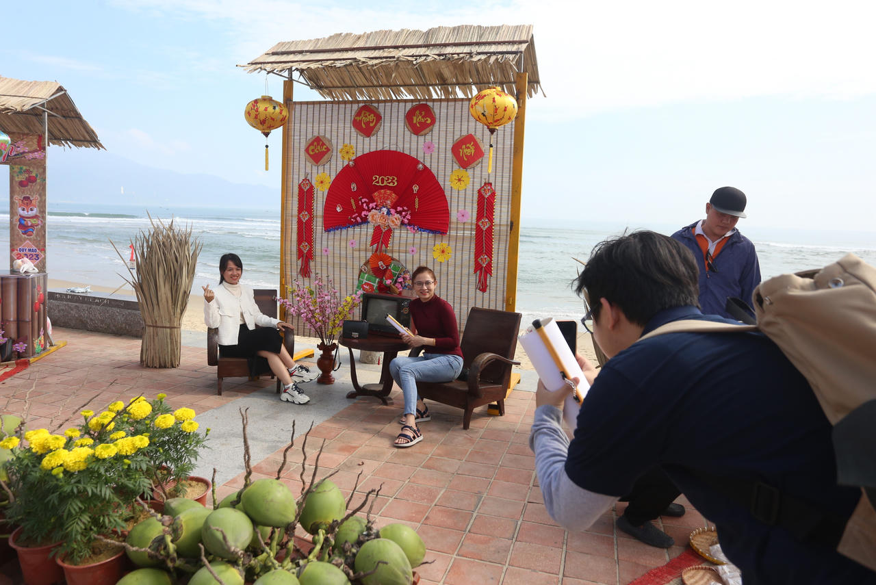 Du khách nước ngoài hào hứng trải nghiệm Tết Việt bên bờ biển Đà Nẵng