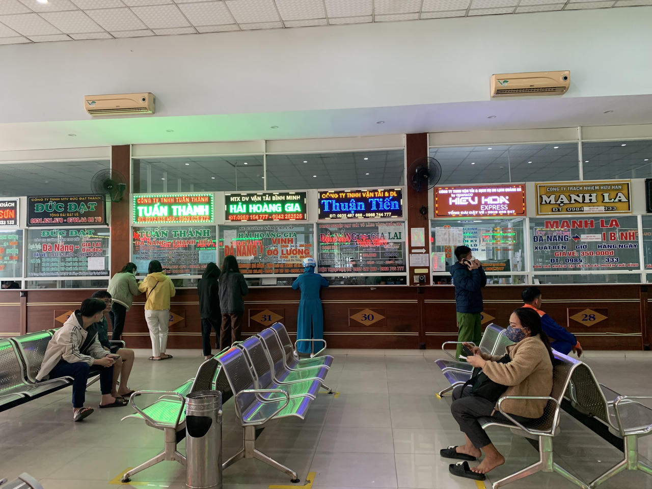 "Gian nan" mua vé xe về quê ngày cận Tết ở Đà Nẵng