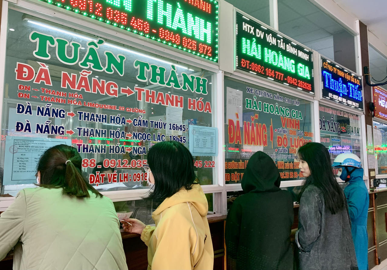 "Gian nan" mua vé xe về quê ngày cận Tết ở Đà Nẵng