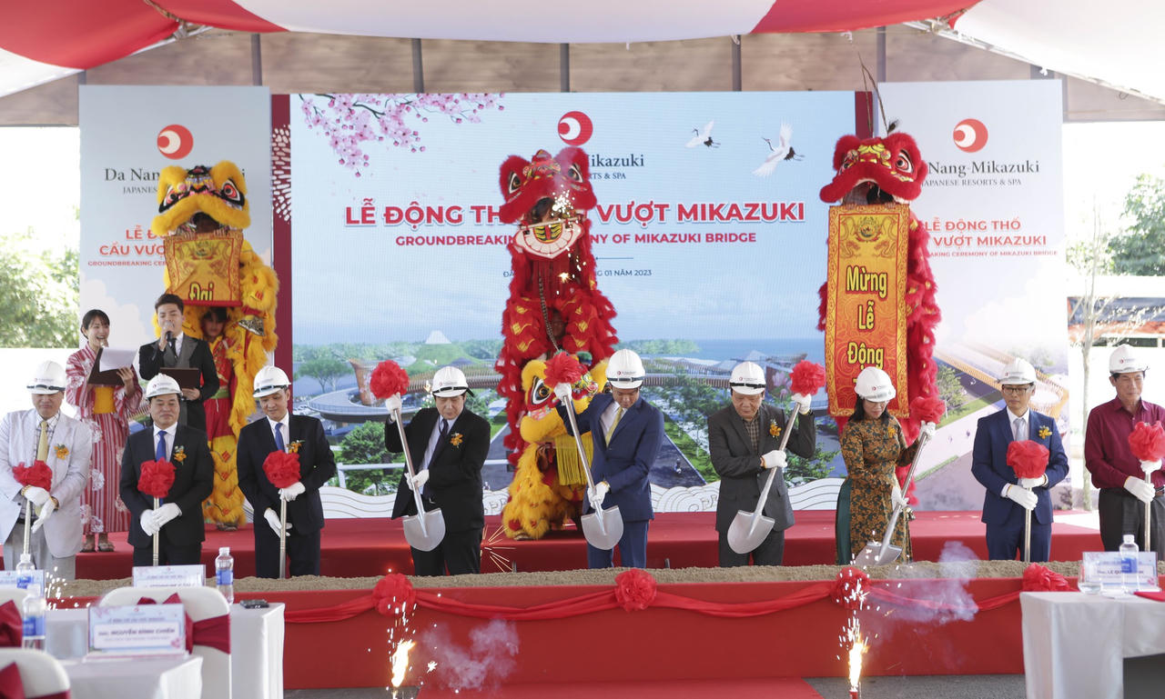 Đà Nẵng lần đầu tiên có cầu vượt đi bộ tuyến đường ven biển