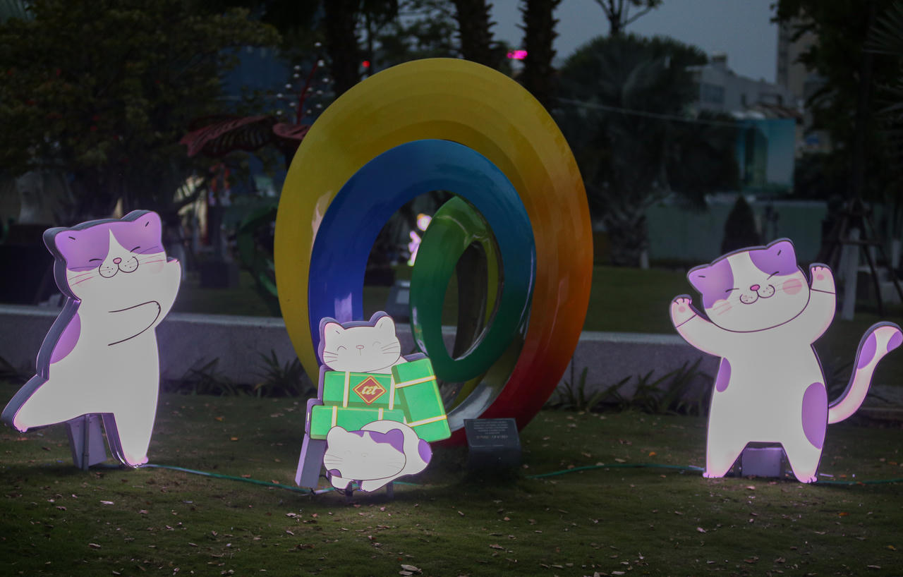 Muôn vẻ ngộ nghĩnh của đàn linh vật mèo tại đường hoa Xuân Đà Nẵng