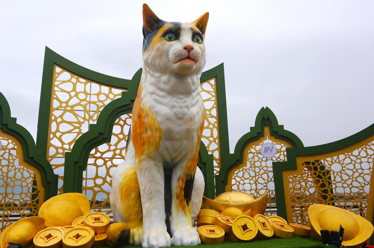 Muôn vẻ ngộ nghĩnh của đàn linh vật mèo tại đường hoa Xuân Đà Nẵng