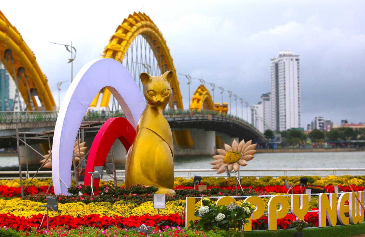 Muôn vẻ ngộ nghĩnh của đàn linh vật mèo tại đường hoa Xuân Đà Nẵng