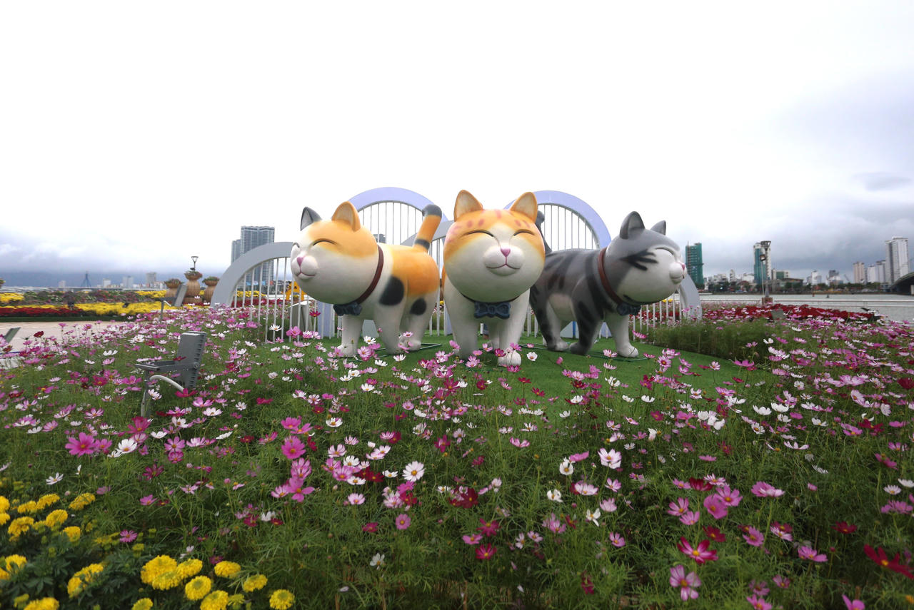 Muôn vẻ ngộ nghĩnh của đàn linh vật mèo tại đường hoa Xuân Đà Nẵng